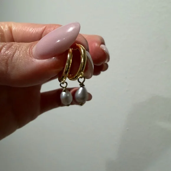 gorjana Perla Cultured Pearl Huggie Hoop Earrings with Grey Pearl - bought 2021 - Picture 7 of 8